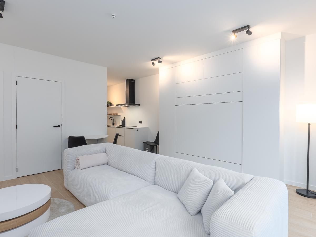 Stilvolles Wohnzimmer im Ferienhaus Omnia 7 - 0103 + Park. 5 in Middelkerke, Westflandern, mit moderner Einrichtung und gemuetlicher Sitzecke.