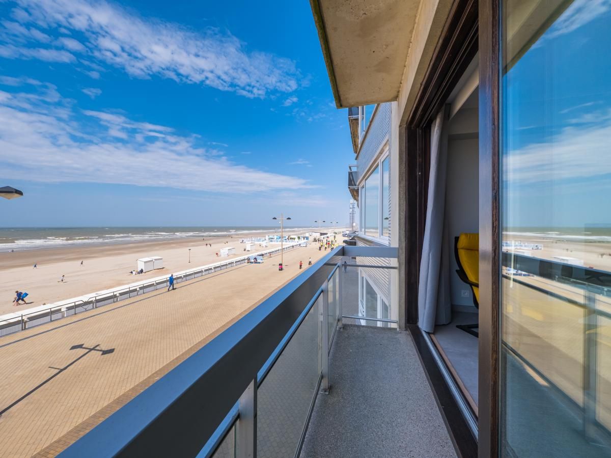Geniessen Sie den Blick auf den Strand vom Balkon des Ferienhauses "Verdiende Rust - 0201" in Middelkerke, Westflandern, Belgien.
