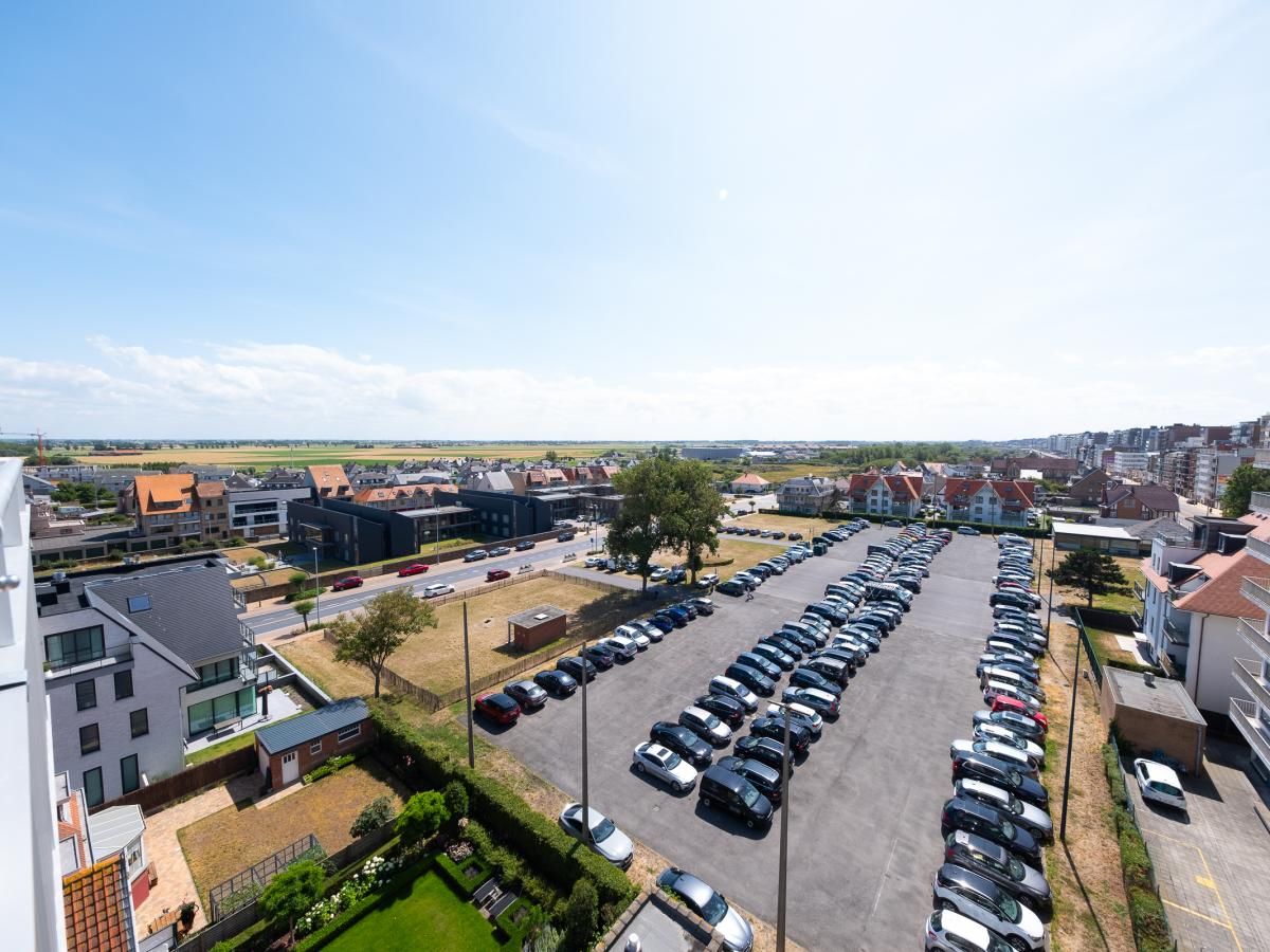 Blick vom Ferienhaus "Sunflower - 0705" in Middelkerke, Belgien, mit Panoramablick auf die Umgebung und grosszuegigem Parkplatz.