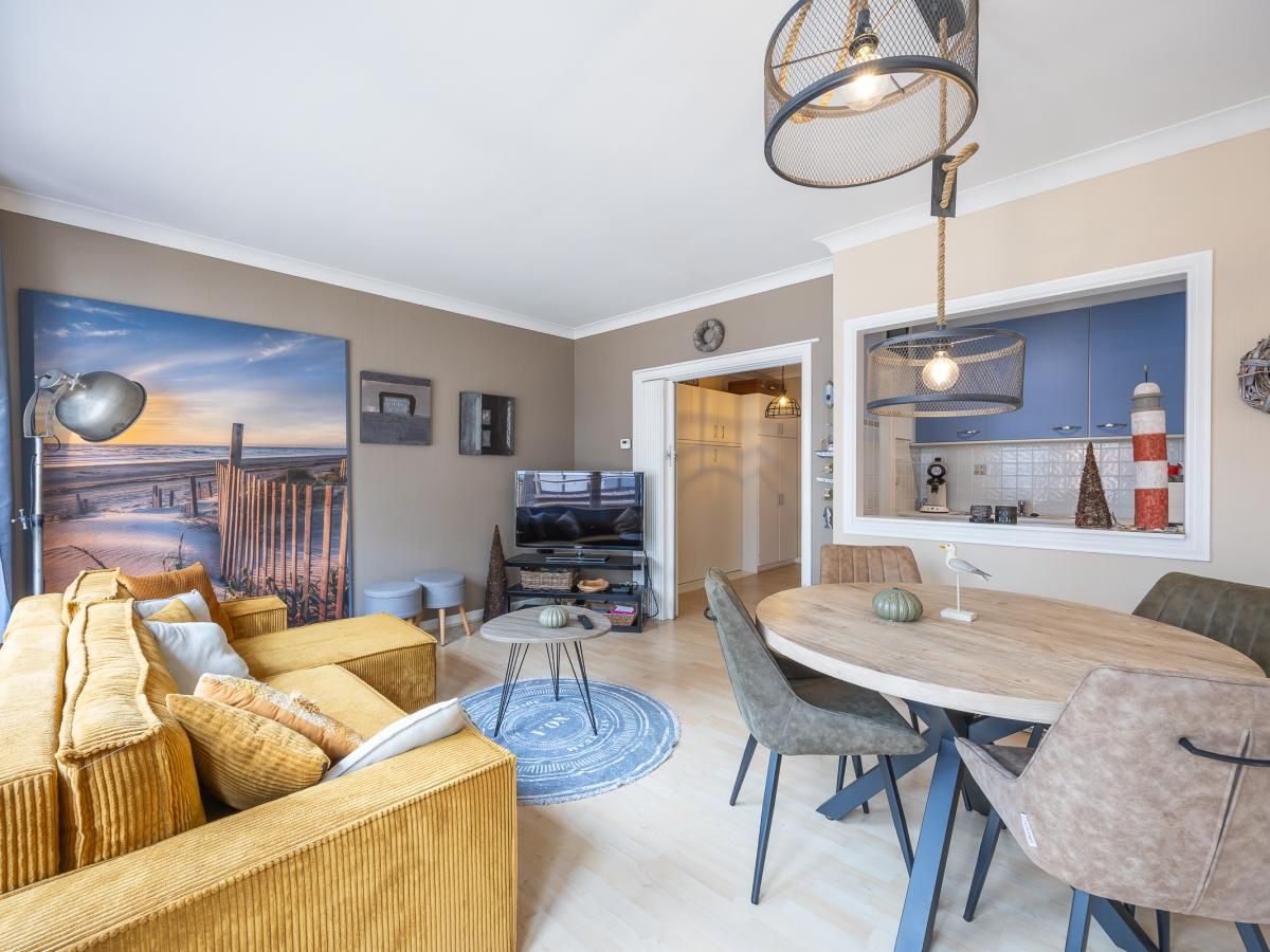 Gemuetliches Wohnzimmer des Ferienhauses Wimbledon D - 0205 in Middelkerke, Belgien, mit stilvoller Einrichtung und einer bequemen Sitzecke.
