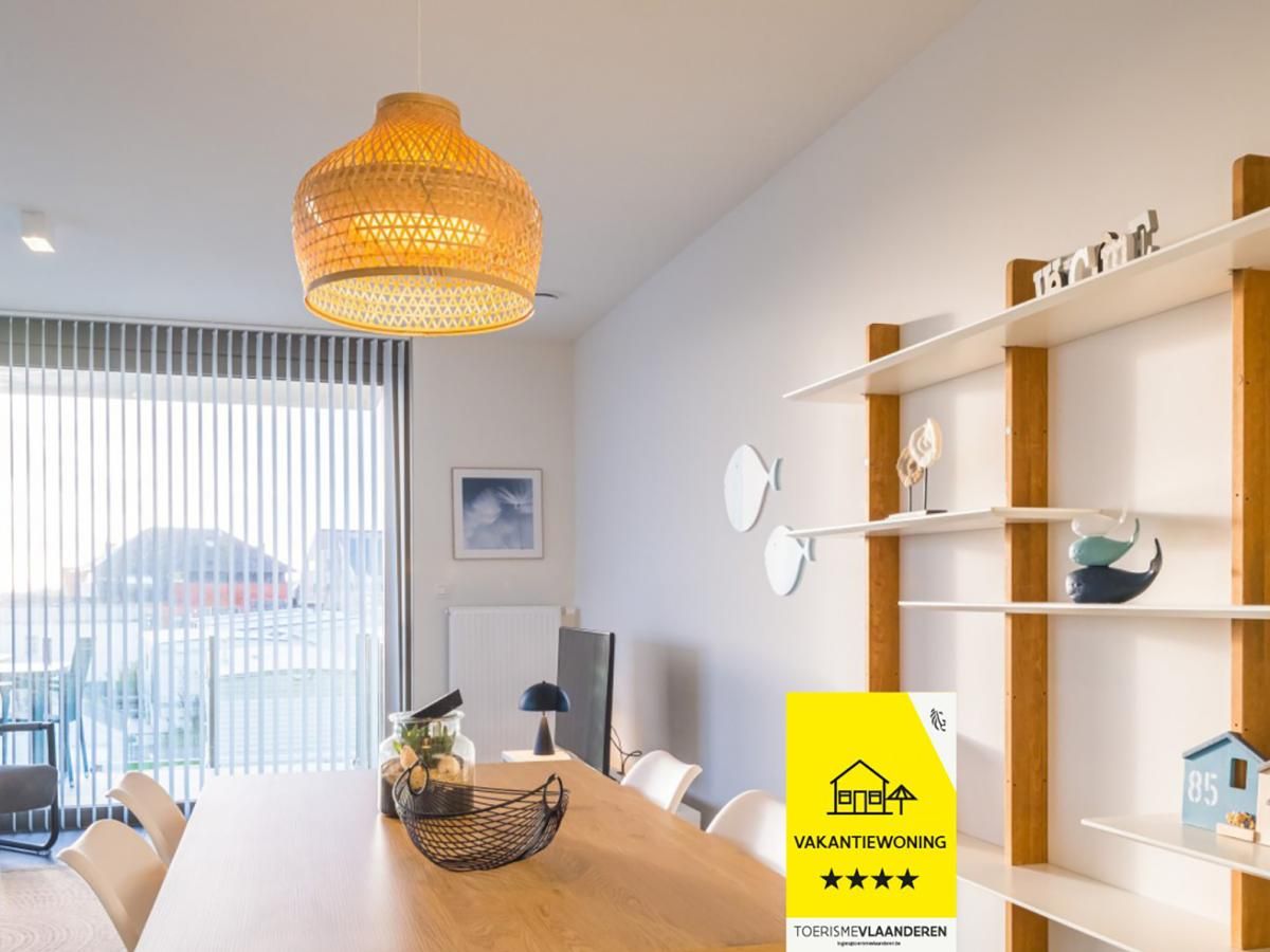 Modernes Esszimmer im "Amantha - 0102 + Box 9", einem Ferienhaus in Middelkerke, Westflandern, mit stilvoller Einrichtung und Blick auf die Terrasse.