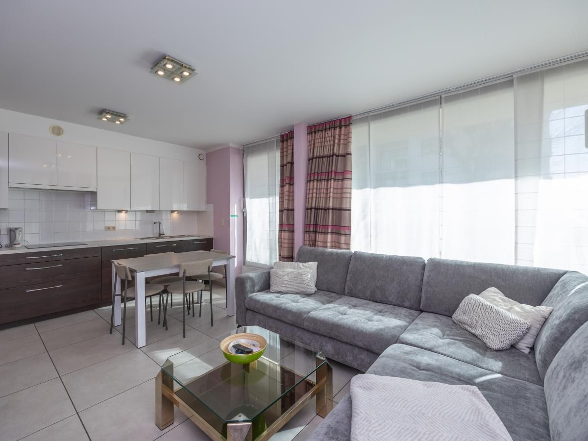 Gemuetliches Wohnzimmer im Ferienhaus Baros - 0001 in Middelkerke, Westflandern, mit moderner Kueche und gemuetlicher Sitzecke.
