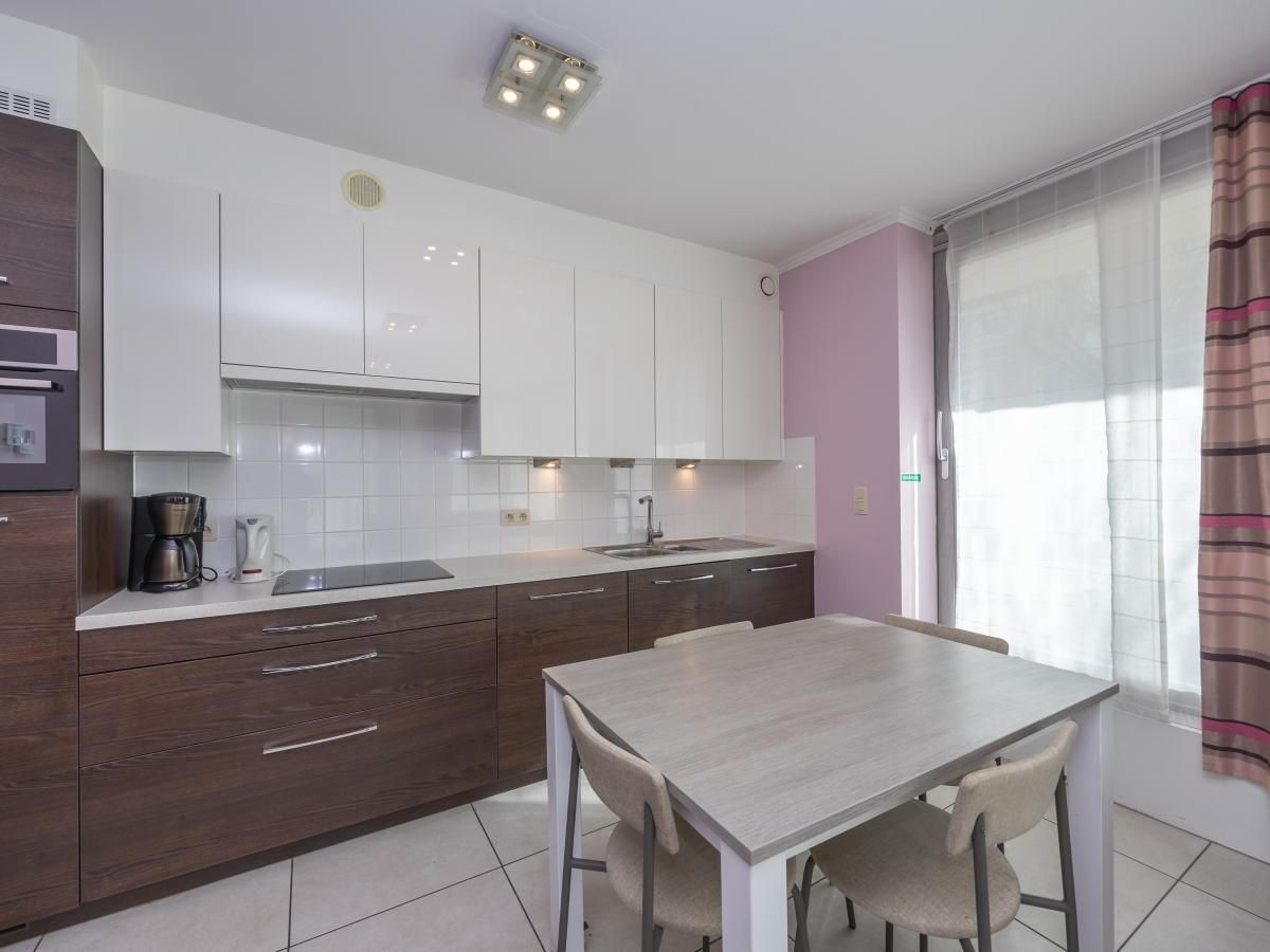 Moderne Kueche im Ferienhaus Baros - 0001, Middelkerke, Westflandern, Belgien, mit stilvoller Einrichtung und viel Tageslicht.