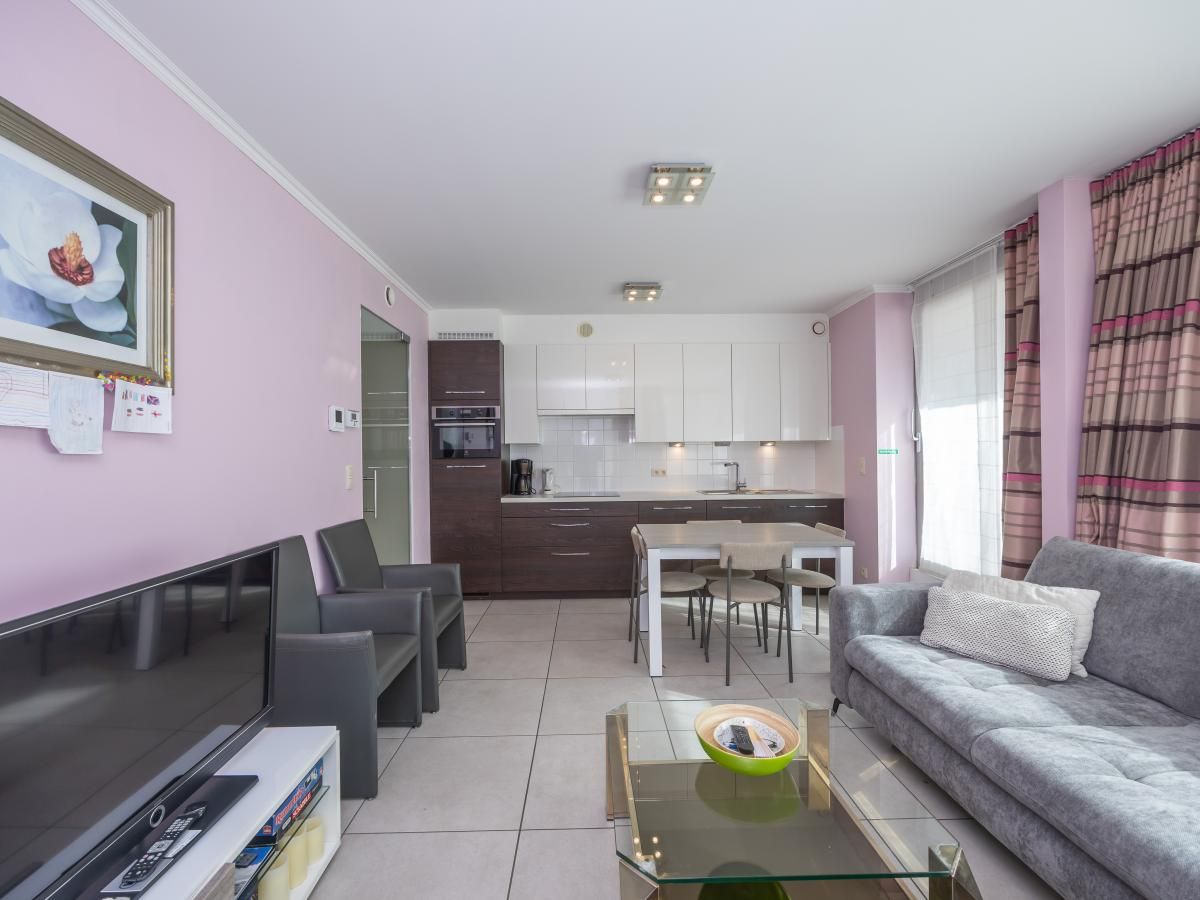 Stilvolles Wohnzimmer im Ferienhaus Baros - 0001 in Middelkerke mit moderner Kueche und gemuetlicher Sitzecke fuer einen entspannten Aufenthalt.