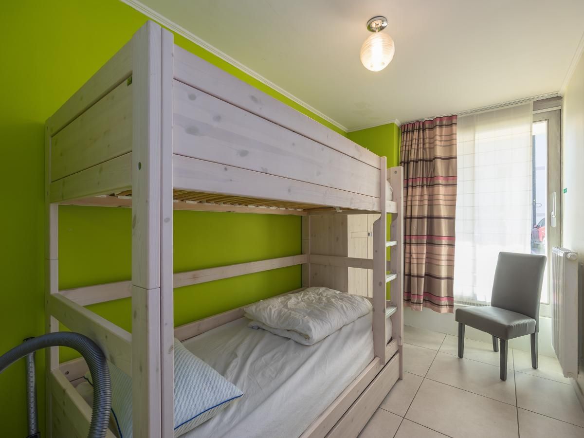 Gemuetliches Schlafzimmer im Ferienhaus Baros - 0001 in Middelkerke, Westflandern, mit Etagenbett und heller Einrichtung.
