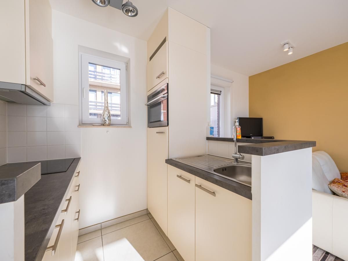 Moderne Kueche im Ferienhaus Chardonnay - 0501, Middelkerke, Westflandern, mit heller Einrichtung und natuerlichem Lichteinfall.