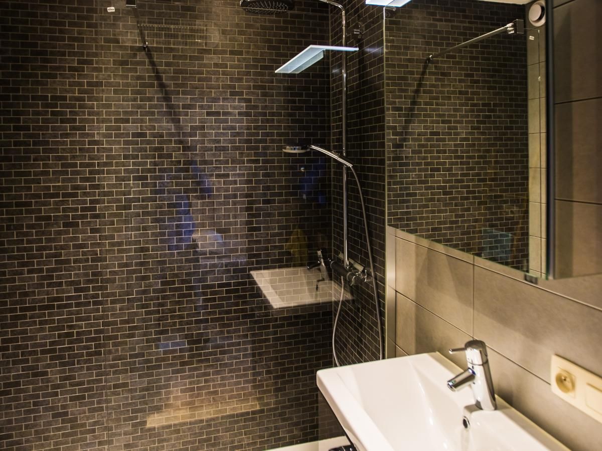 Modernes Badezimmer im Ferienhaus "Michelangelo - 0605" in Middelkerke, Westflandern, mit stilvoller Dusche und Waschbecken.