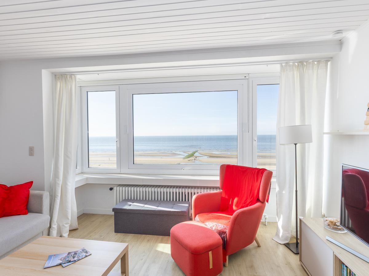 Geniessen Sie den Meerblick vom gemuetlichen Wohnzimmer von "St. Raphael - 0302", einem Ferienhaus in Middelkerke, Westflandern, Belgien.