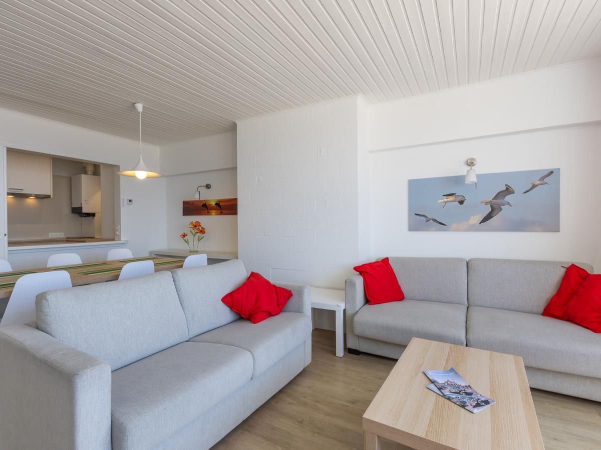 Gemuetliches Wohnzimmer im Ferienhaus St. Raphael - 0302, Middelkerke, Westflandern, mit moderner Einrichtung und einer bequemen Sitzecke.