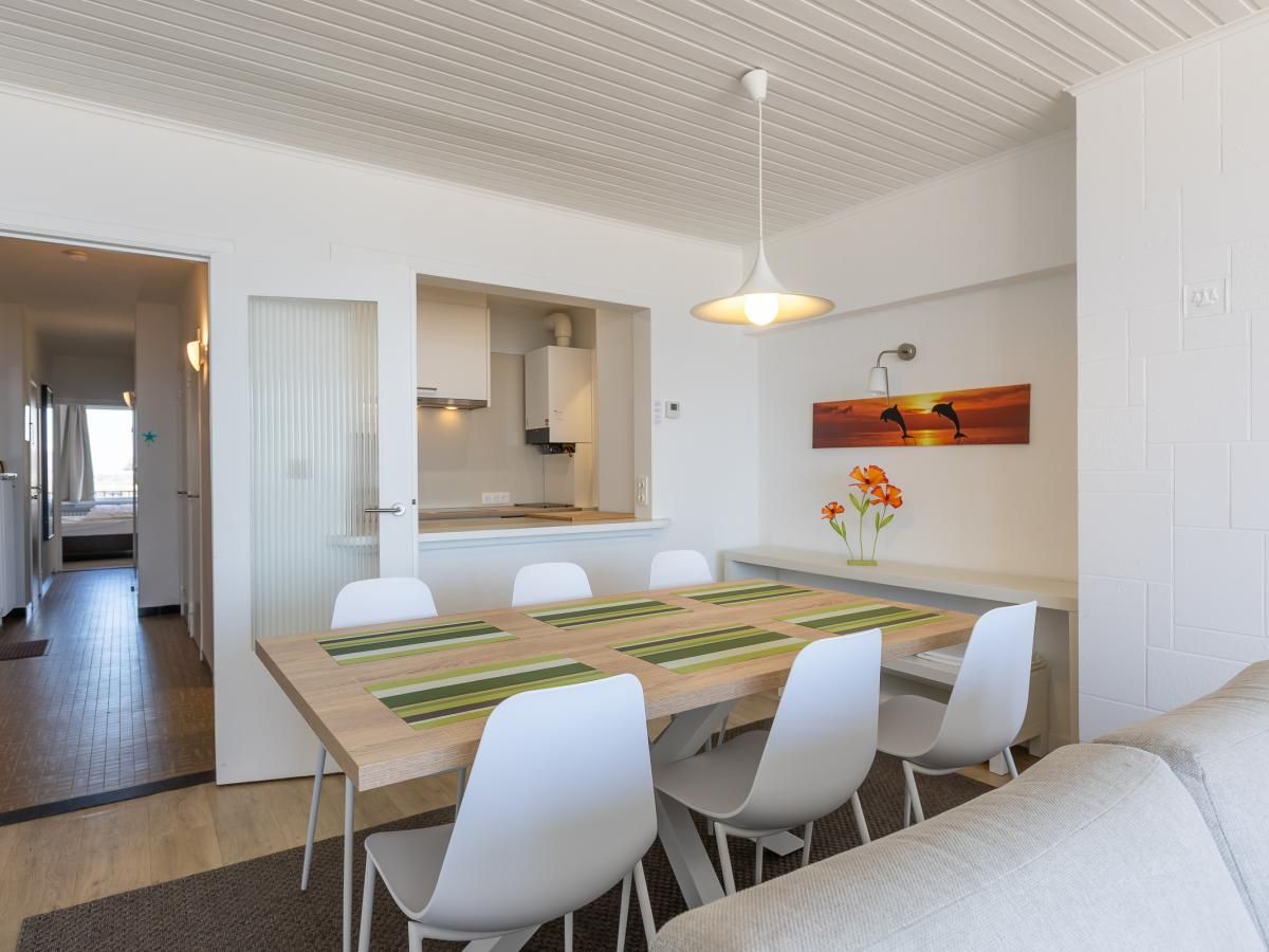 Gemuetlicher Essbereich in St. Raphael - 0302, Ferienhaus in Middelkerke, Westflandern, mit moderner Einrichtung und heller Atmosphaere.