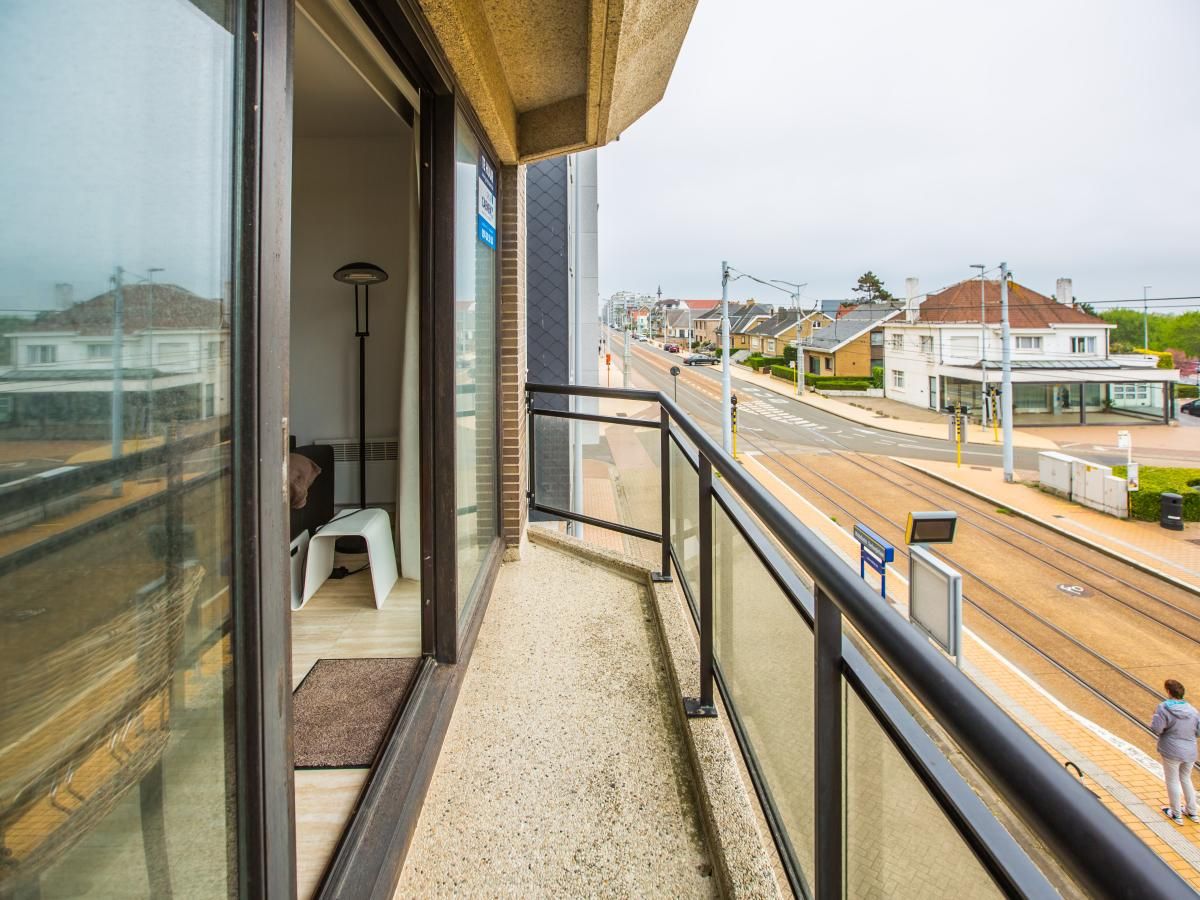 Geniessen Sie die Aussicht vom Balkon des Ferienhauses "Escale II - 0201" in Middelkerke, Westflandern, mit Blick auf die Strassenbahnhaltestelle.