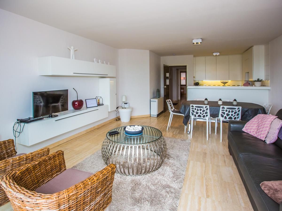 Stilvolles Wohnzimmer des Ferienhauses "Escale II - 0201" in Middelkerke, Westflandern, mit moderner Einrichtung und offener Kueche.