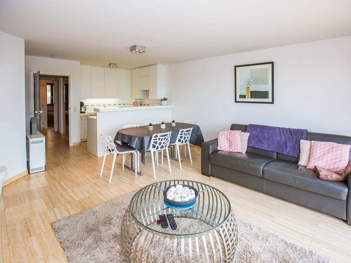 Stilvolles Wohnzimmer des Ferienhauses "Escale II - 0201" in Middelkerke, Westflandern, mit moderner Einrichtung und offener Kueche.