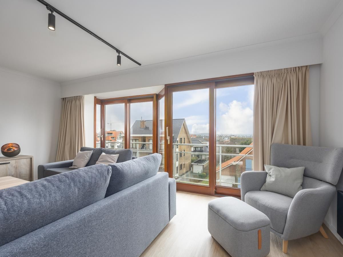Gemuetliches Wohnzimmer im Ferienhaus "Harmony - 0301" in Middelkerke, Belgien, mit Blick auf die Stadt und viel Tageslicht.