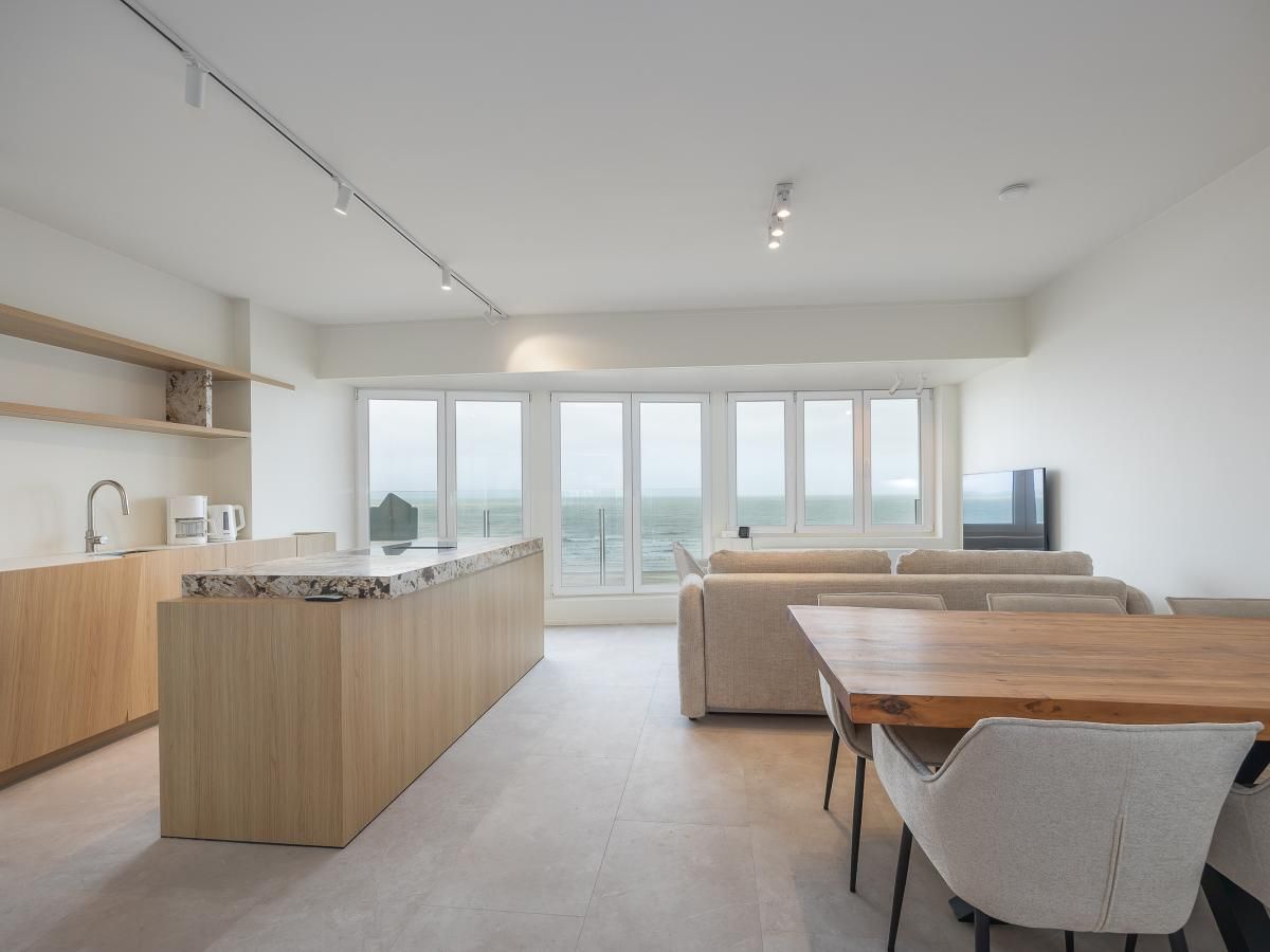 Luxurioeses Ferienhaus Bel Air - 0201 in Middelkerke, Westflandern, mit moderner Kueche und Panoramablick auf das Meer vom Wohnzimmer aus.