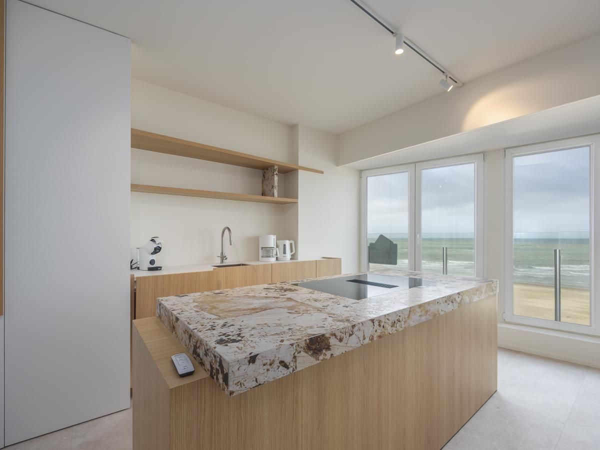 Moderne Kueche im Ferienhaus Bel Air - 0201 + Box 15 in Middelkerke, mit Meerblick in Westflandern, Belgien.