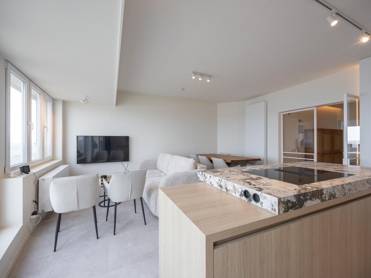 Modernes Wohnzimmer im Ferienhaus Bel Air - 0201 + Box 15 in Middelkerke, Westflandern, mit stilvoller Einrichtung und einer gemuetlichen Sitzecke.