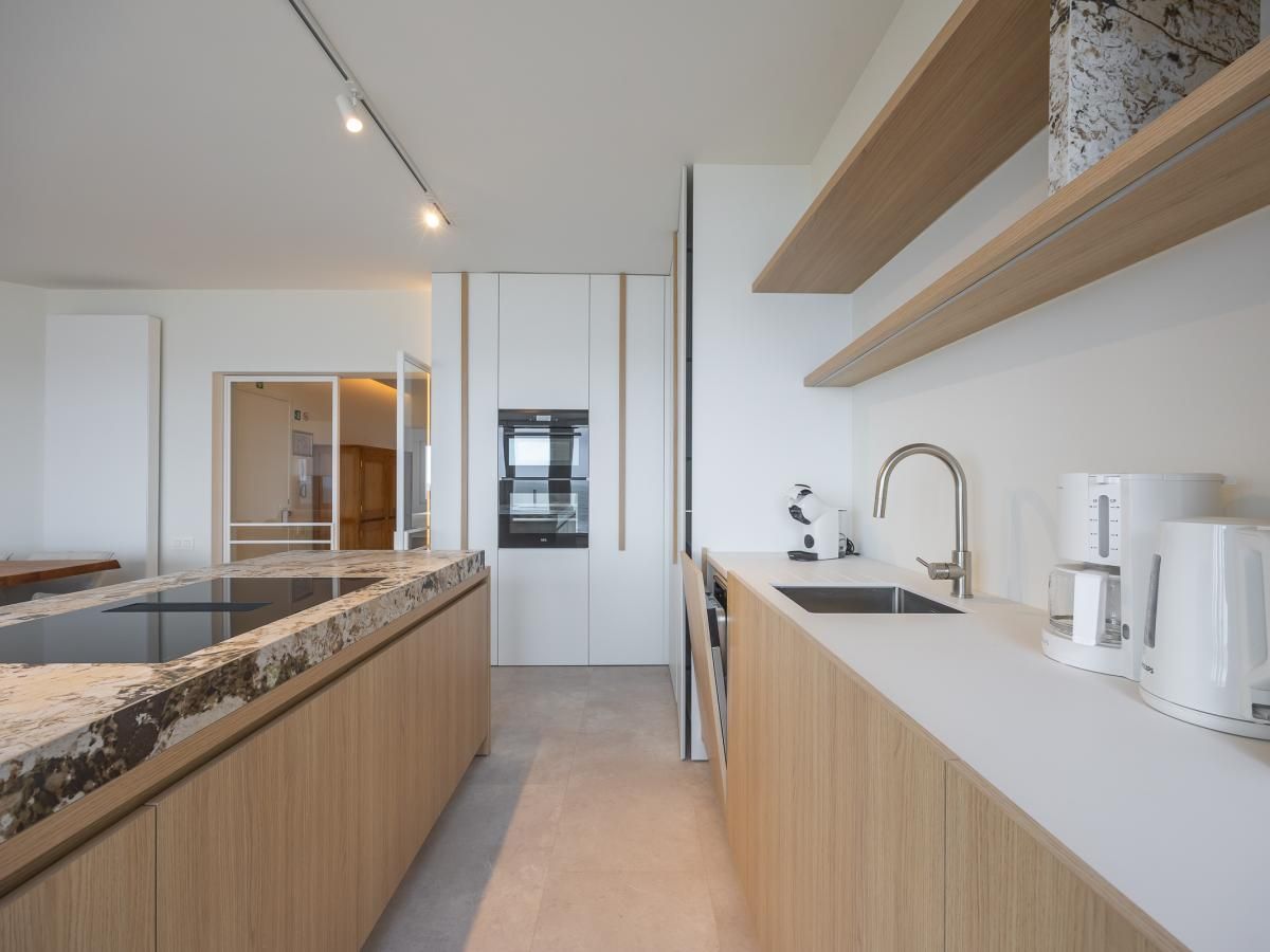 Moderne Kueche im Ferienhaus Bel Air - 0201 + Box 15, Middelkerke, Westflandern, Belgien, mit schlichter Holzausstattung und grosszuegigem Grundriss.