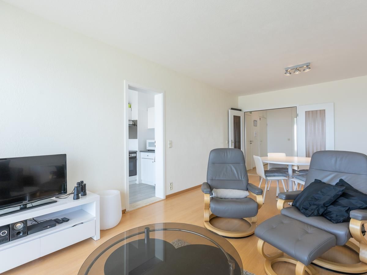 Gemuetliches Wohnzimmer im Ferienhaus "De Rede 1 - 0801" in Middelkerke, Westflandern, mit bequemen Stuehlen und moderner Einrichtung.