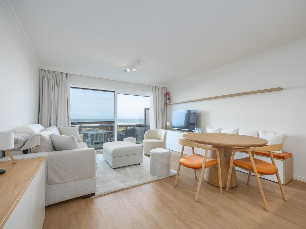 Stilvolles Wohnzimmer des Ferienhauses "Oasis II - 0002" in Middelkerke, Westflandern, mit moderner Kueche und gemuetlicher Sitzecke.