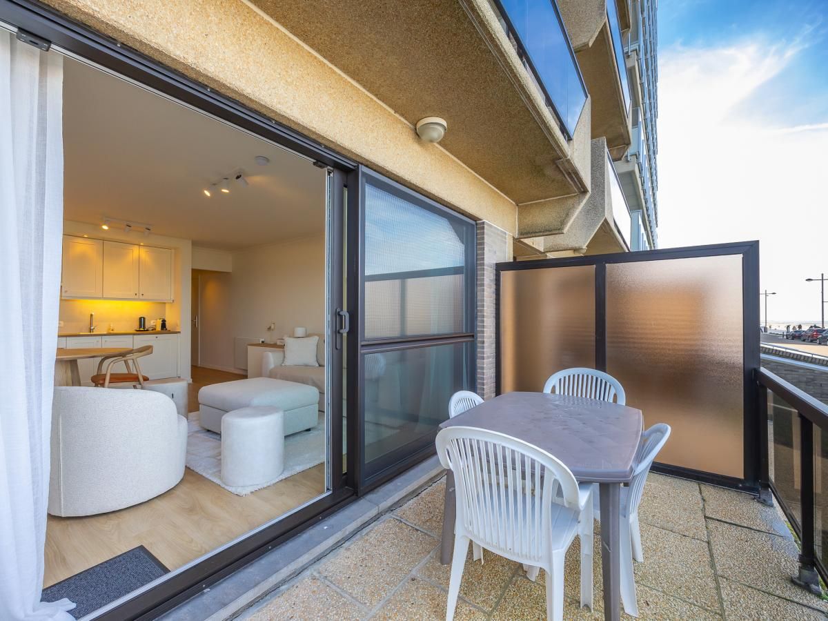 Modernes Wohnzimmer des Ferienhauses "Oasis II - 0002" in Middelkerke, Westflandern, mit stilvoller Kueche und gemuetlicher Sitzecke.