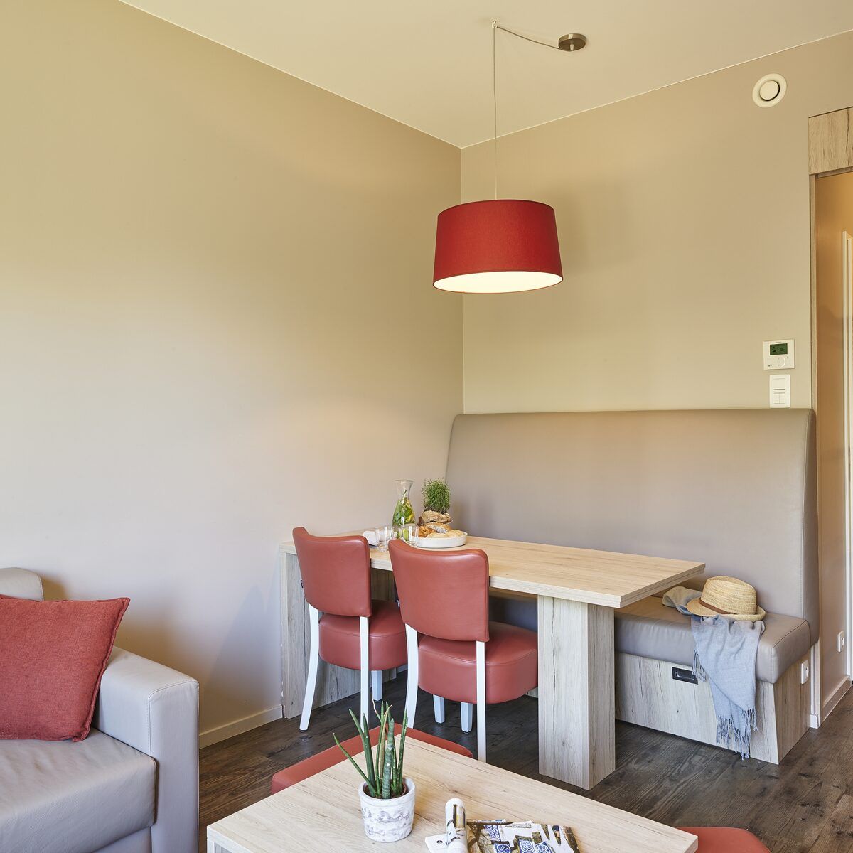 Gemuetliches Esszimmer im Familienstudio fuer 2 Erwachsene und 3 Kinder, Middelkerke, Westflandern, ideales Ferienhaus fuer Familien.