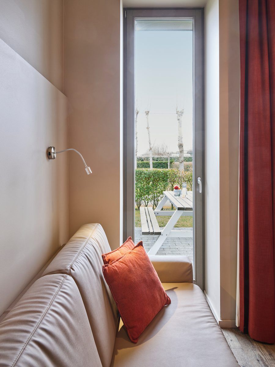 Gemuetliches Schlafzimmer im Familienstudio fuer 2 Erwachsene und 3 Kinder in Middelkerke, Westflandern, mit Blick auf die Natur.