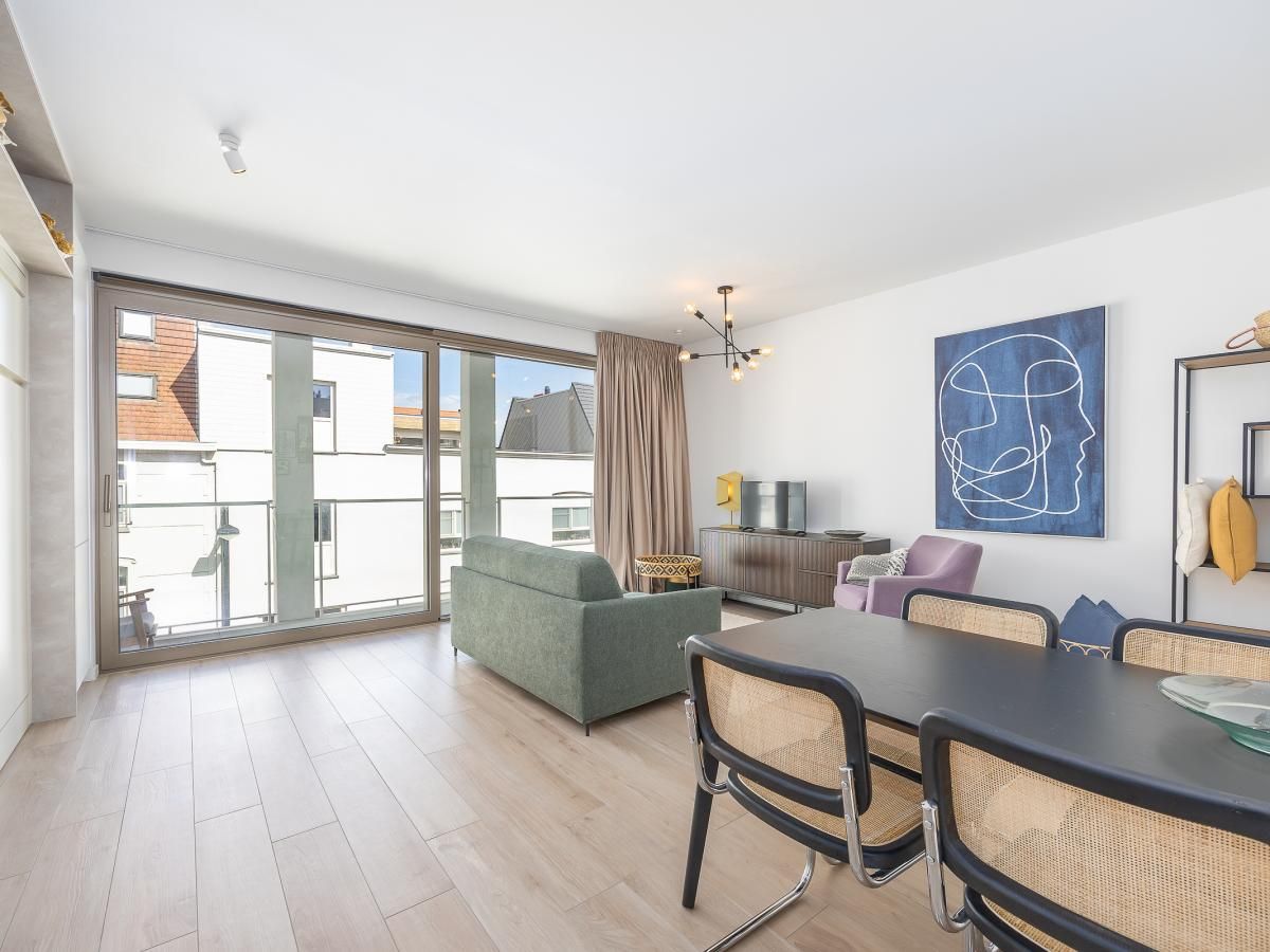 Stilvolles Wohnzimmer des Ferienhauses Omnia 9 - 0203 in Middelkerke, Westflandern, mit moderner Einrichtung und geraeumiger Sitzecke.