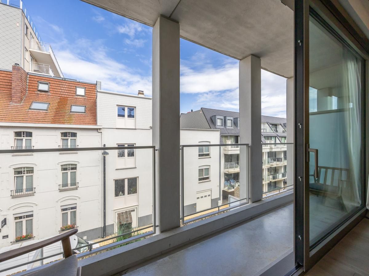 Stilvolles Wohnzimmer des Ferienhauses Omnia 9 - 0203 in Middelkerke, Westflandern mit moderner Einrichtung und Blick auf die Umgebung.