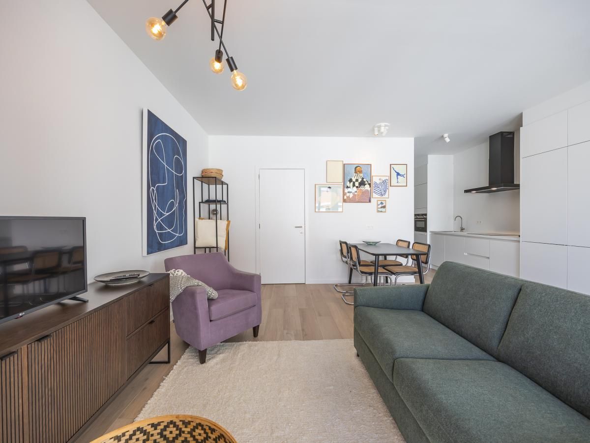 Stilvolles Wohnzimmer des Ferienhauses Omnia 9 - 0203 in Middelkerke, Westflandern, mit moderner Einrichtung und kuenstlerischen Akzenten.