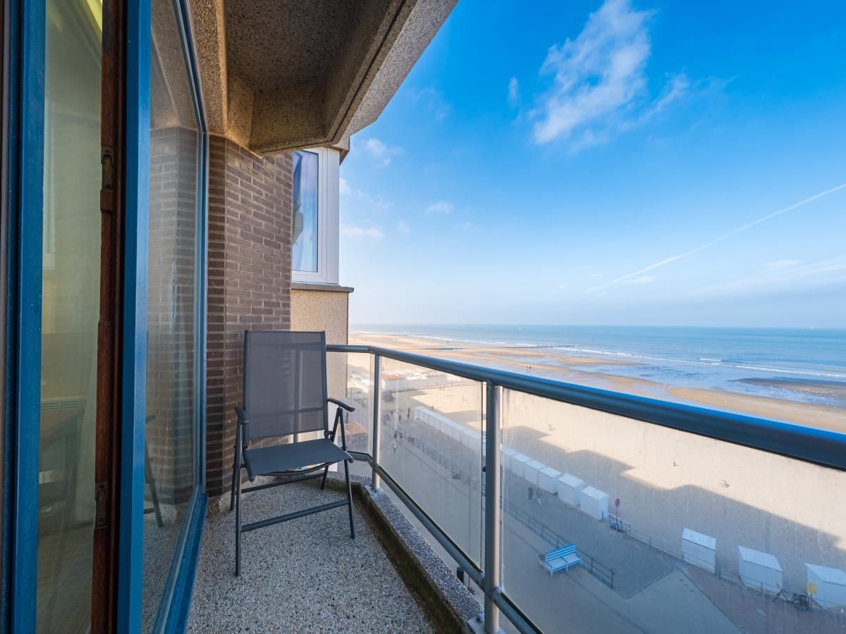 Geniessen Sie den atemberaubenden Meerblick vom Balkon des Azur Palace - 0602, einem Ferienhaus in Middelkerke, Westflandern, Belgien.
