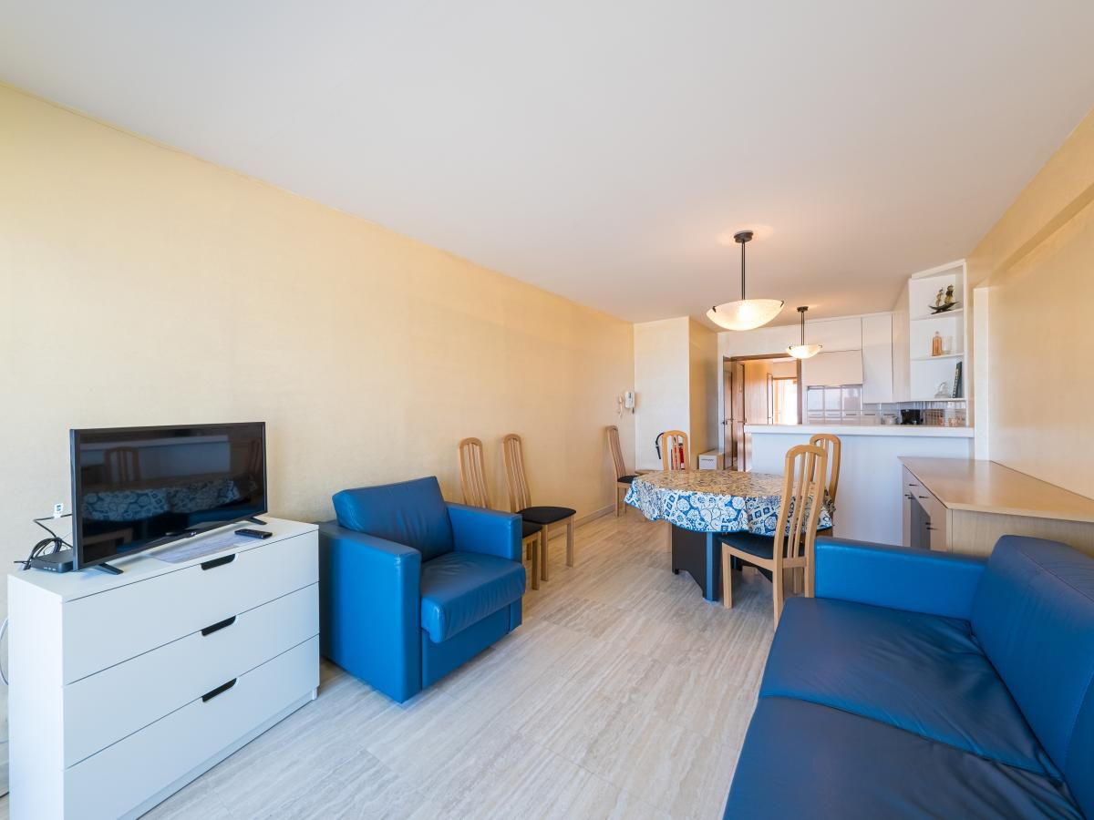 Gemuetliches Wohnzimmer im Azur Palace - 0602, einem Ferienhaus in Middelkerke, Westflandern, mit modernen Moebeln und hellem Dekor.