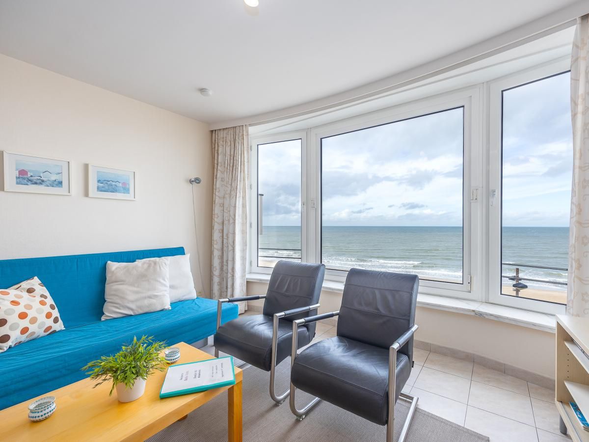 Geniessen Sie den Panoramablick auf das Meer vom Wohnzimmer des Bella Vista - 0401, einem Ferienhaus in Middelkerke, Westflandern.