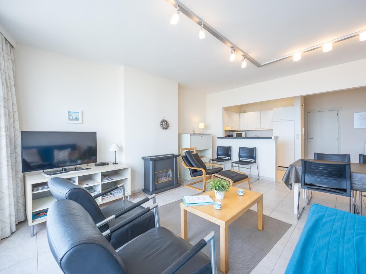 Geraeumiges Schlafzimmer in Bella Vista - 0401, einem Ferienhaus in Middelkerke, Westflandern, mit bequemen Betten und viel Tageslicht.