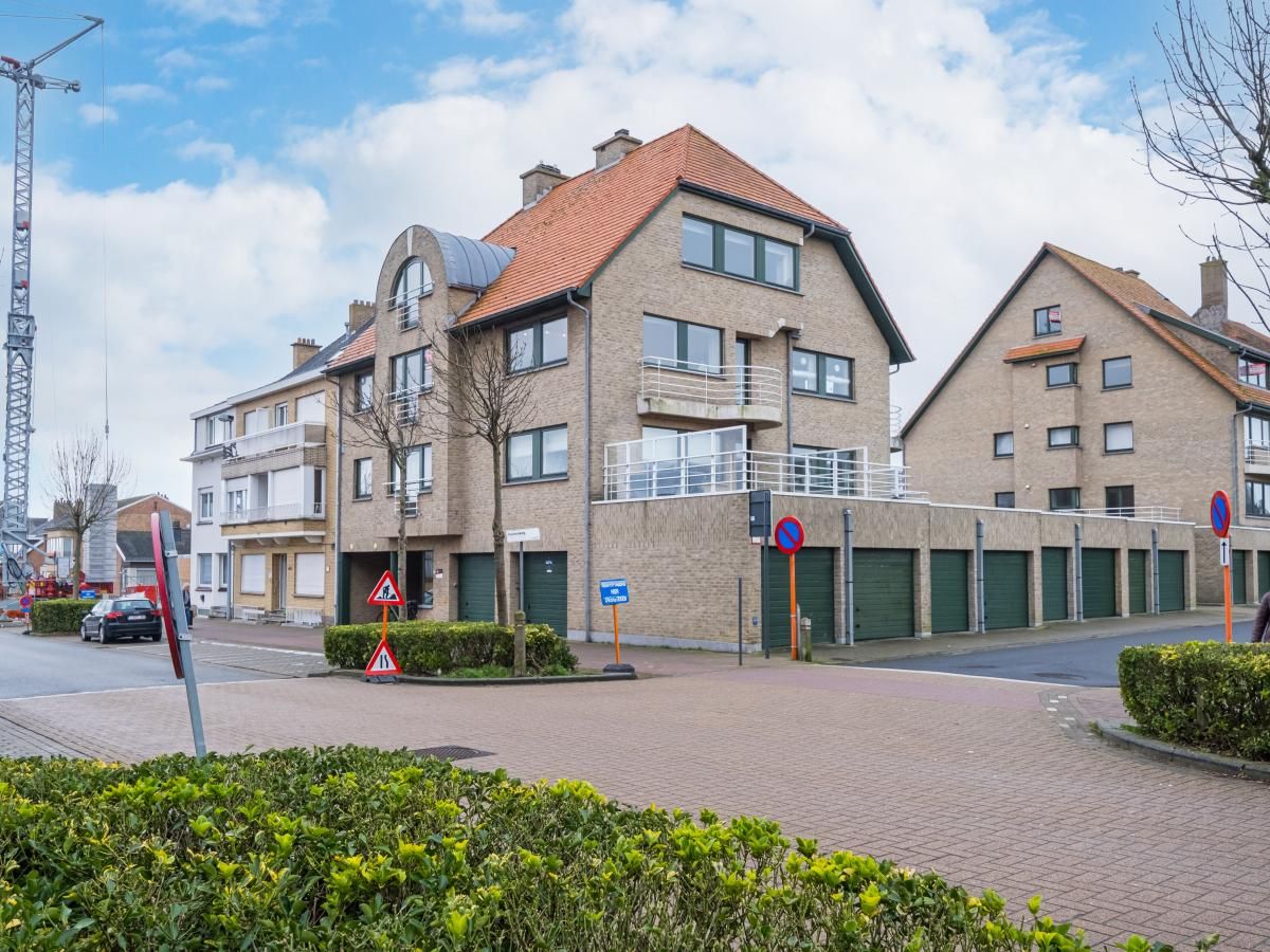 Gemuetliches Wohnzimmer des Ferienhauses Duindal I - 0201 in Middelkerke, Westflandern, mit moderner Einrichtung und Blick auf die Umgebung.