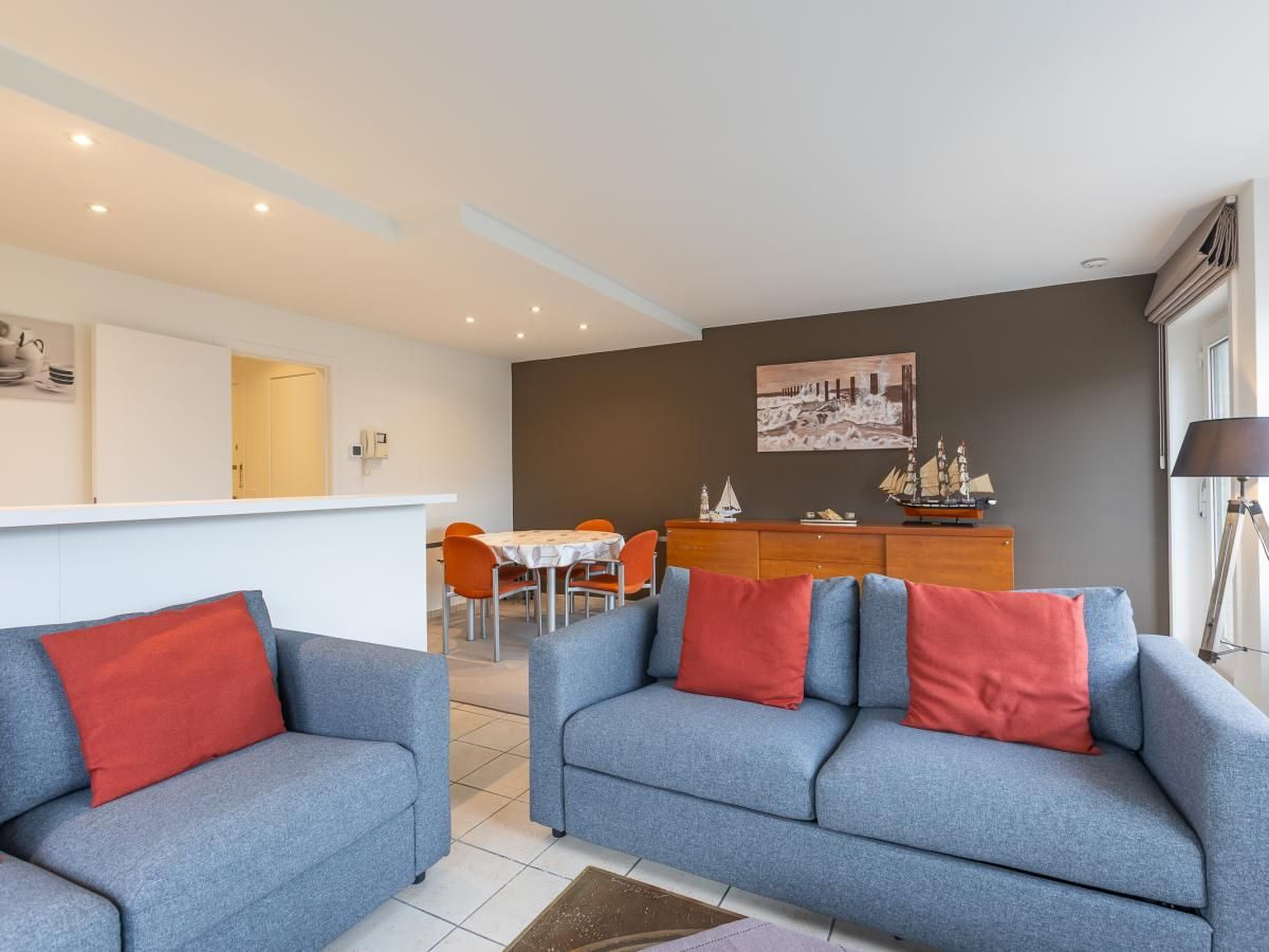 Blick vom Balkon des Ferienhauses Duindal I - 0201 in Middelkerke, Westflandern, mit moderner Architektur und gruener Umgebung.