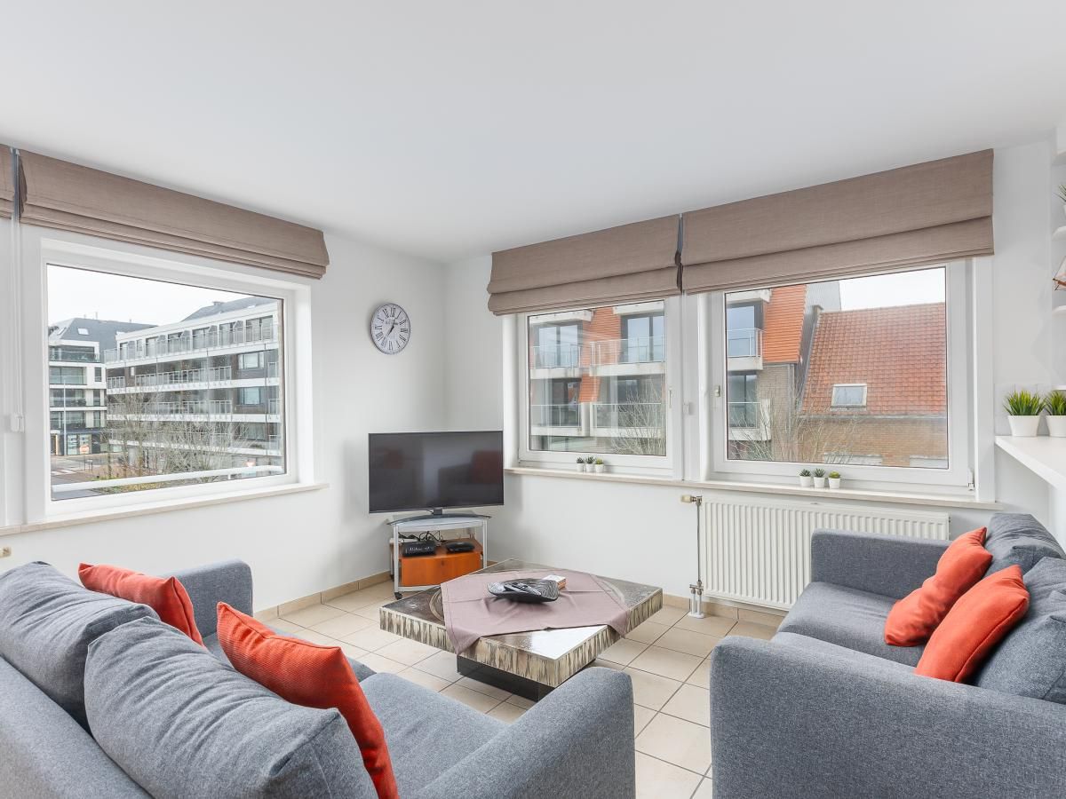 Gemuetliches Wohnzimmer in Duindal I - 0201, einem Ferienhaus in Middelkerke, Westflandern, mit moderner Einrichtung und bequemer Sitzecke.