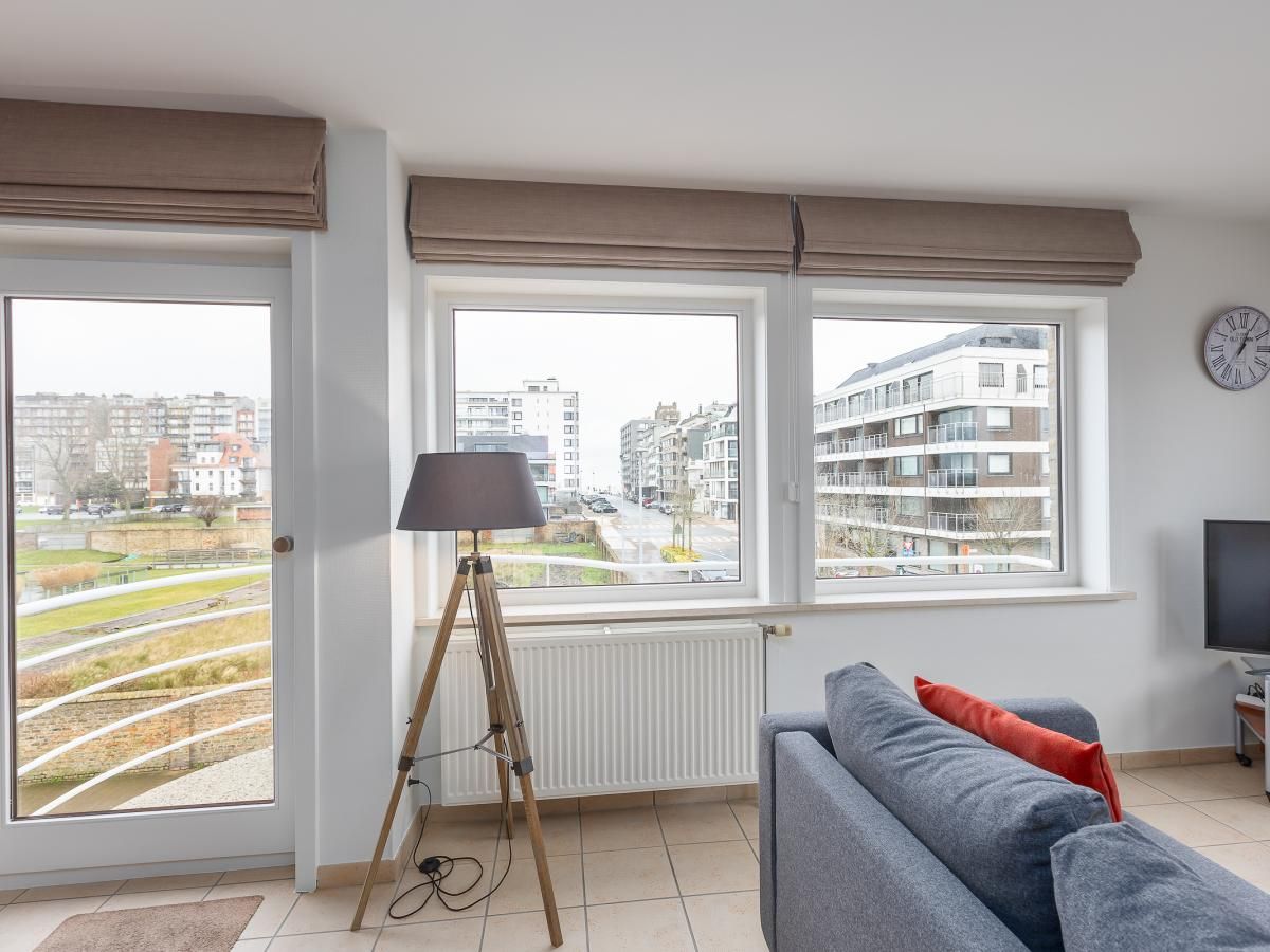 Schlafzimmer in Duindal I - 0201, einem Ferienhaus in Middelkerke, Westflandern, mit modernem Design und bequemem Doppelbett.