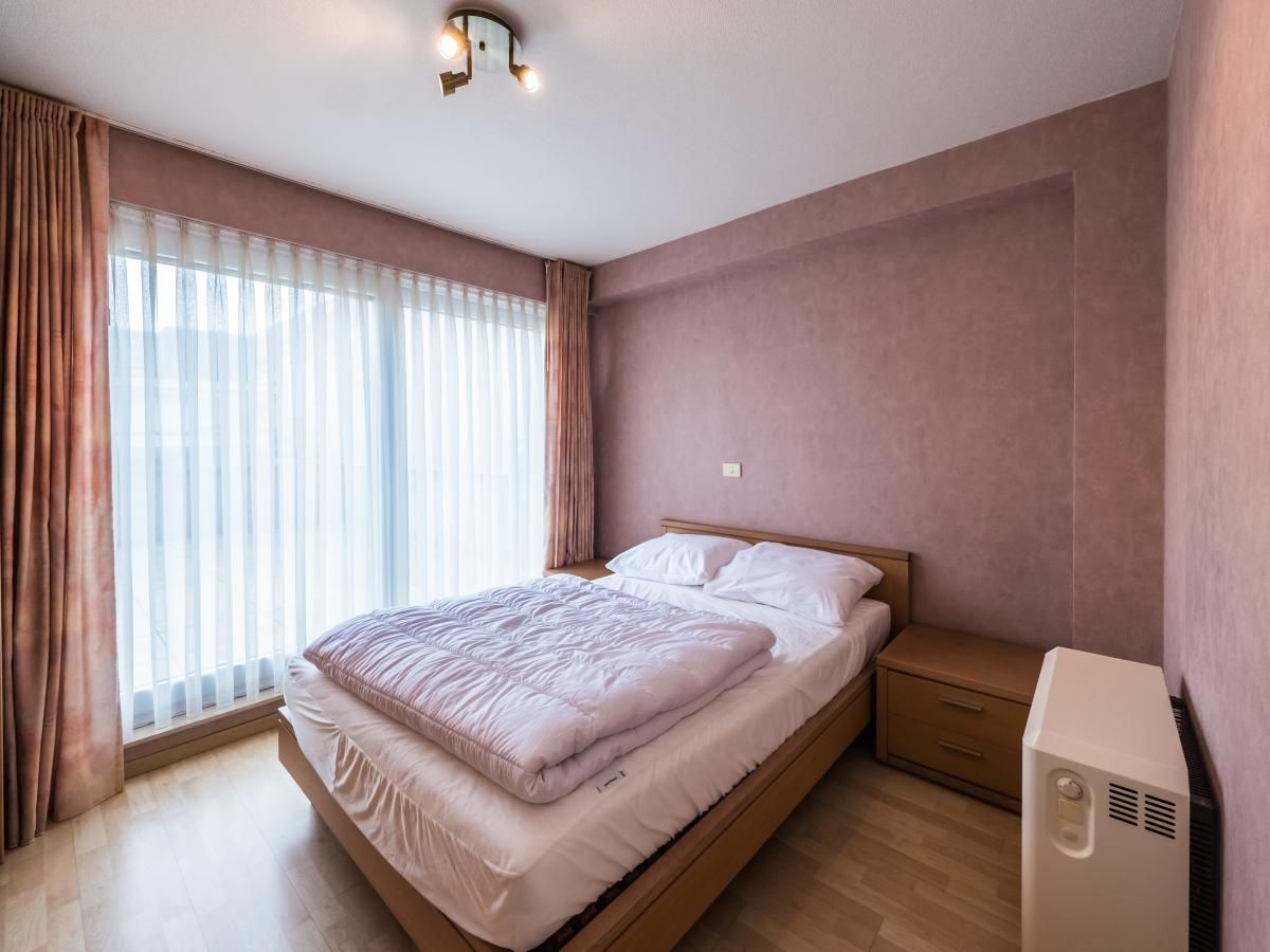Schoenes Schlafzimmer im Ferienhaus Franklin - 0101 in Middelkerke, Westflandern, mit bequemem Bett und viel Tageslicht.