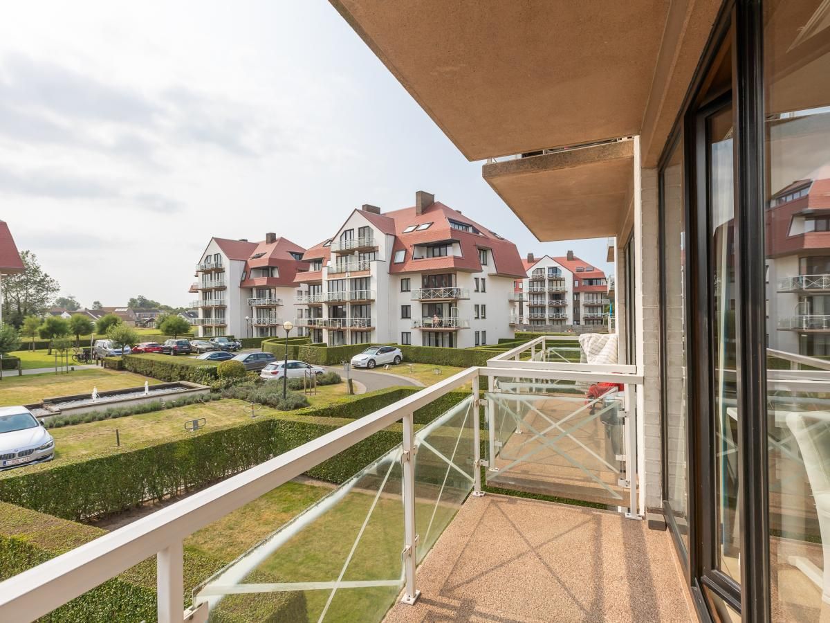 Geniessen Sie die Aussicht vom Balkon von Green Garden block 1 - 0105, einem Ferienhaus in Middelkerke, Westflandern, Belgien.