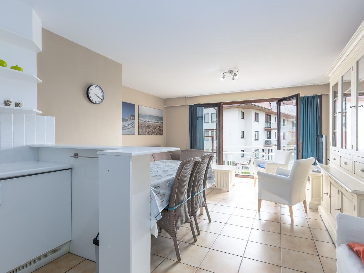 Geraeumiges Wohnzimmer im Ferienhaus Green Garden Block 1 - 0105 in Middelkerke, Westflandern, mit Blick auf den Balkon und moderner Einrichtung.