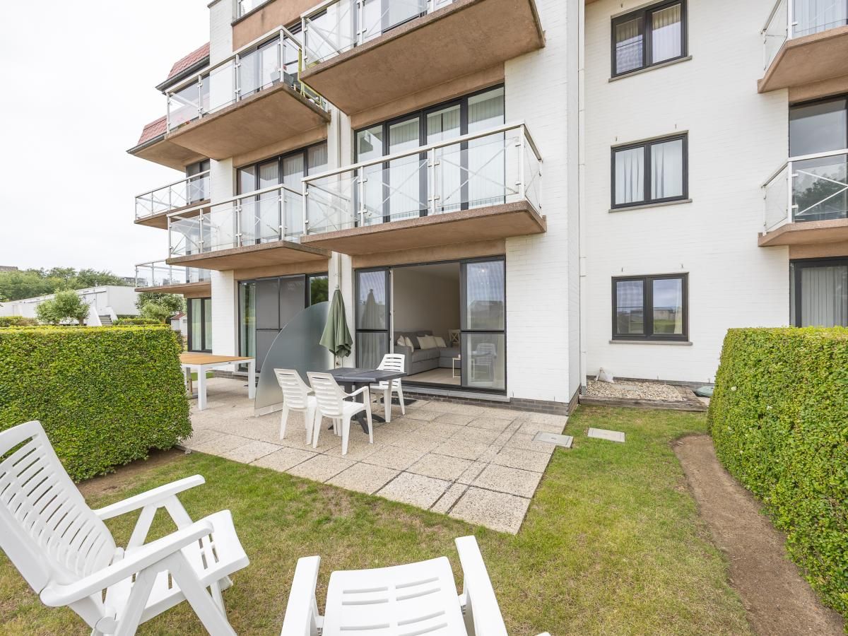 Helles Wohnzimmer im Ferienhaus Green Garden Block 7 - 0002 box 134 in Middelkerke, Westflandern mit Blick auf Terrasse und Garten.