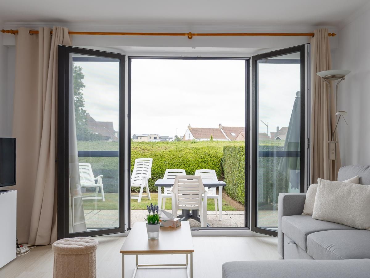 Stilvolles Wohnzimmer des Ferienhauses Green Garden Block 7 - 0002 box 134 in Middelkerke, Westflandern, Belgien, mit moderner Einrichtung.
