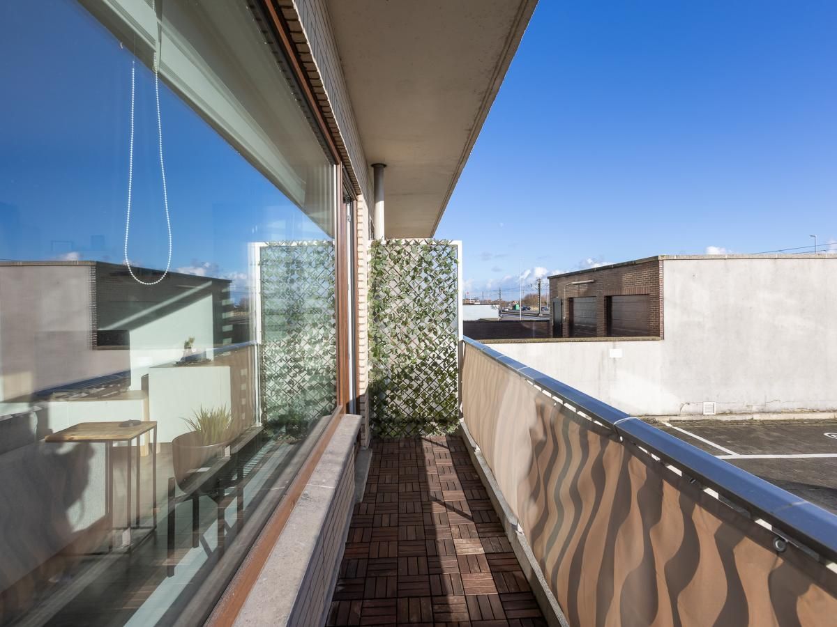 Geniessen Sie den sonnigen Balkon des Ferienhauses Hawaii - 0003 in Middelkerke, Westflandern, mit Blick auf die moderne Umgebung.