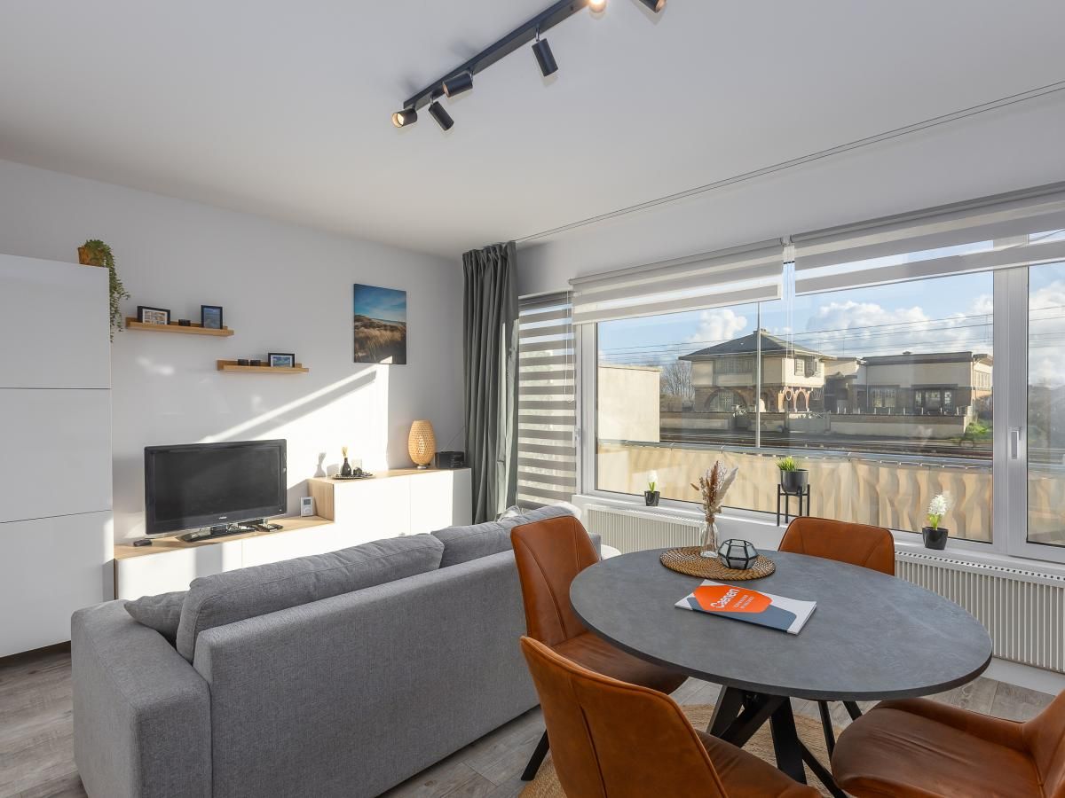 Stilvolles Wohnzimmer des Ferienhauses Hawaii - 0003 in Middelkerke, Westflandern, mit moderner Einrichtung und viel natuerlichem Licht.