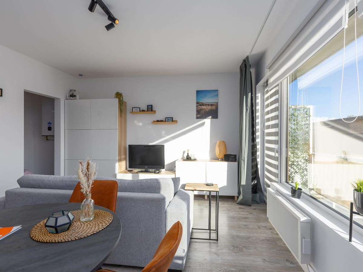 Gemuetliches Wohnzimmer des Ferienhauses Hawaii - 0003 in Middelkerke, Westflandern, Belgien mit moderner Einrichtung und viel Licht.