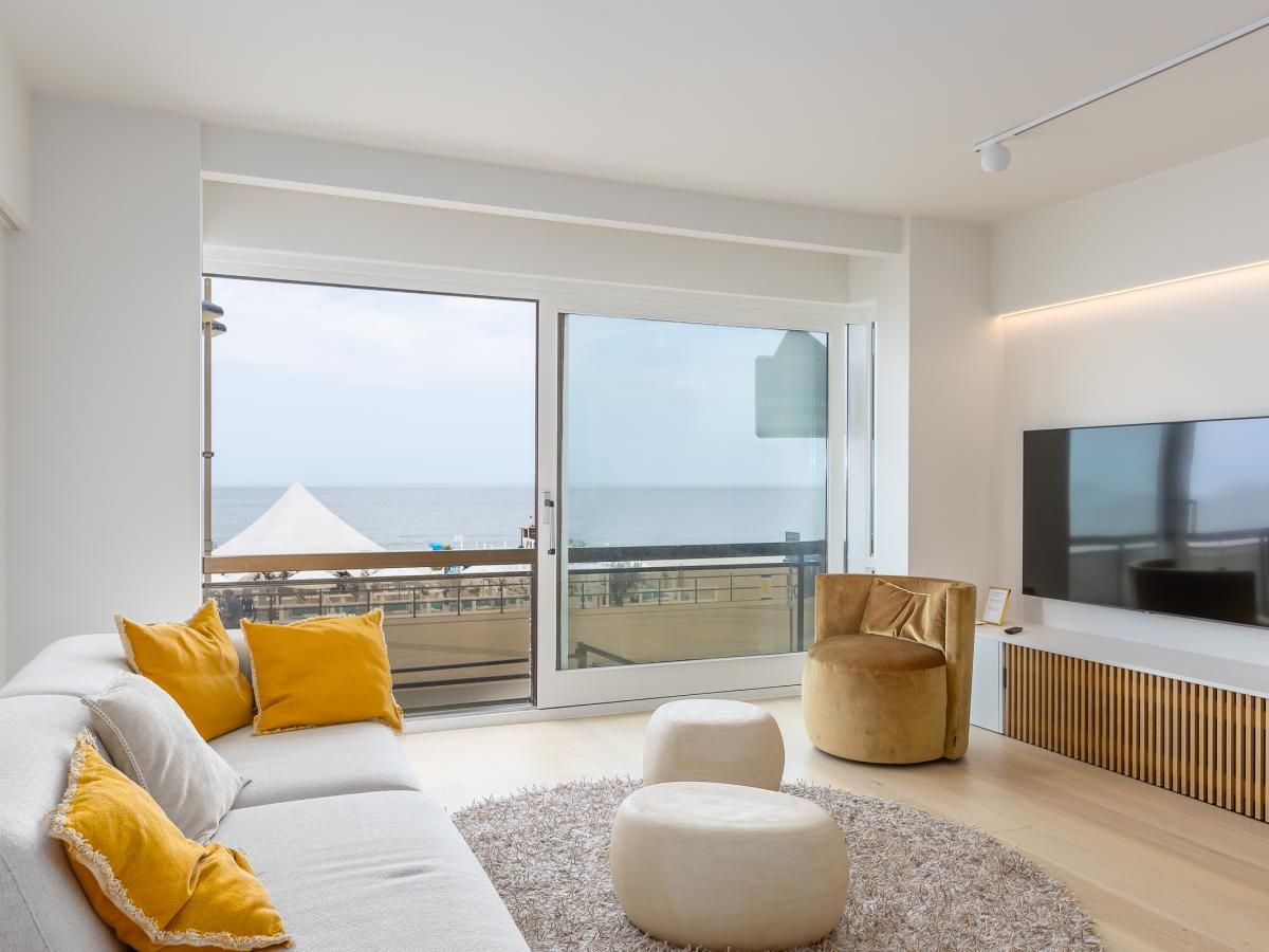 Gemuetliches Wohnzimmer des Ferienhauses Jamani - 0101 in Middelkerke, Westflandern, mit Meerblick und moderner Einrichtung.