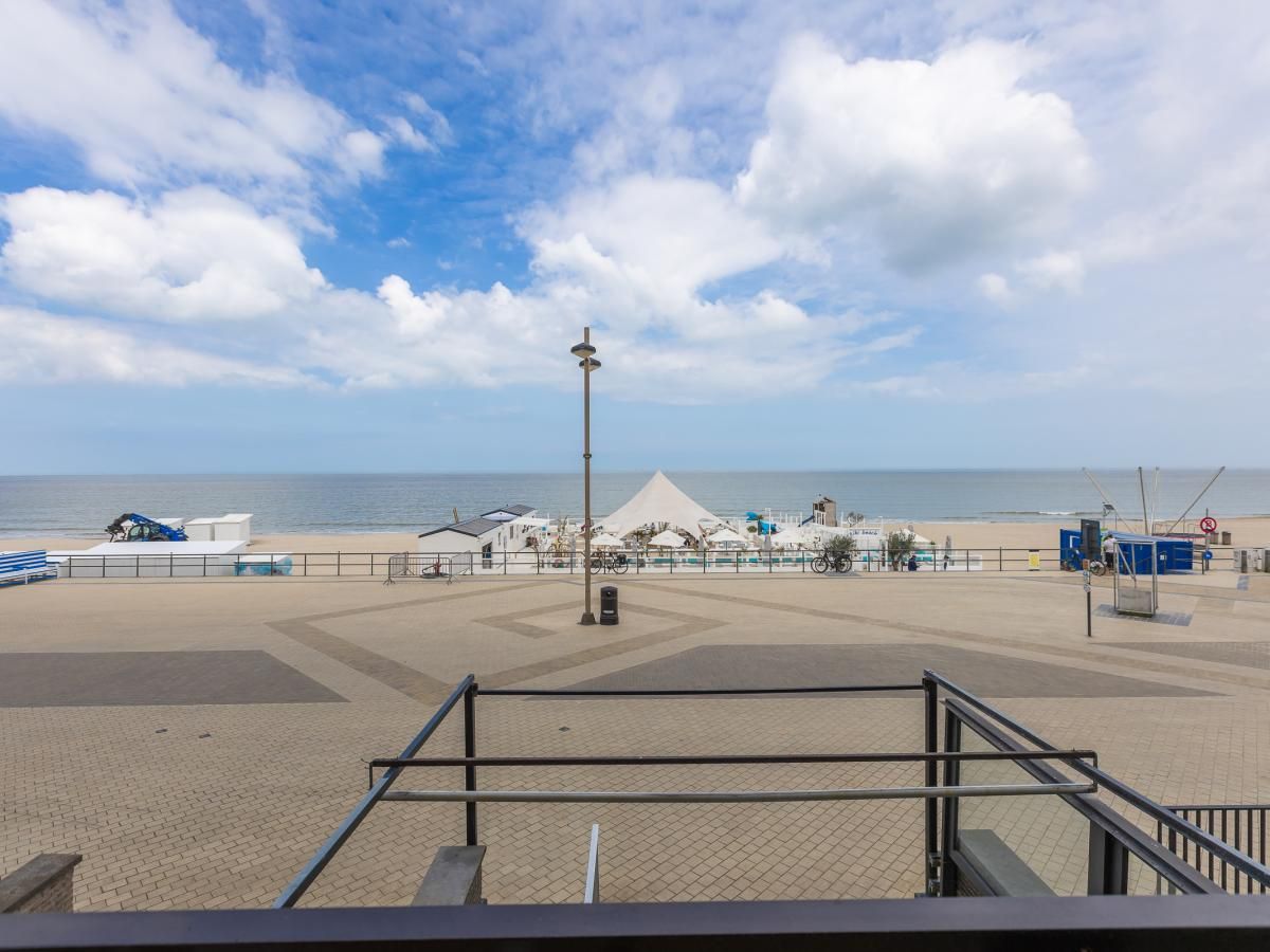 Meerblick vom Ferienhaus Jamani - 0101 in Middelkerke, Westflandern, mit Strand und blauem Himmel im Hintergrund.