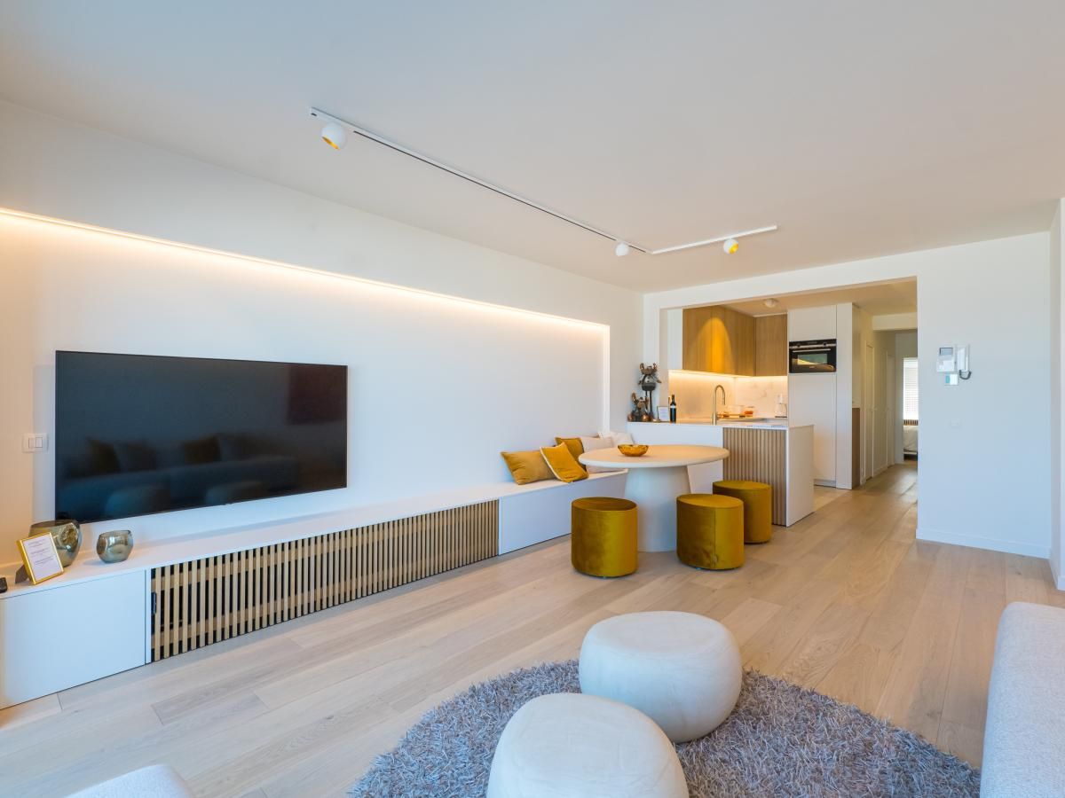 Modernes Wohnzimmer des Ferienhauses Jamani - 0101 in Middelkerke, Westflandern, mit stilvoller Einrichtung und offener Kueche.