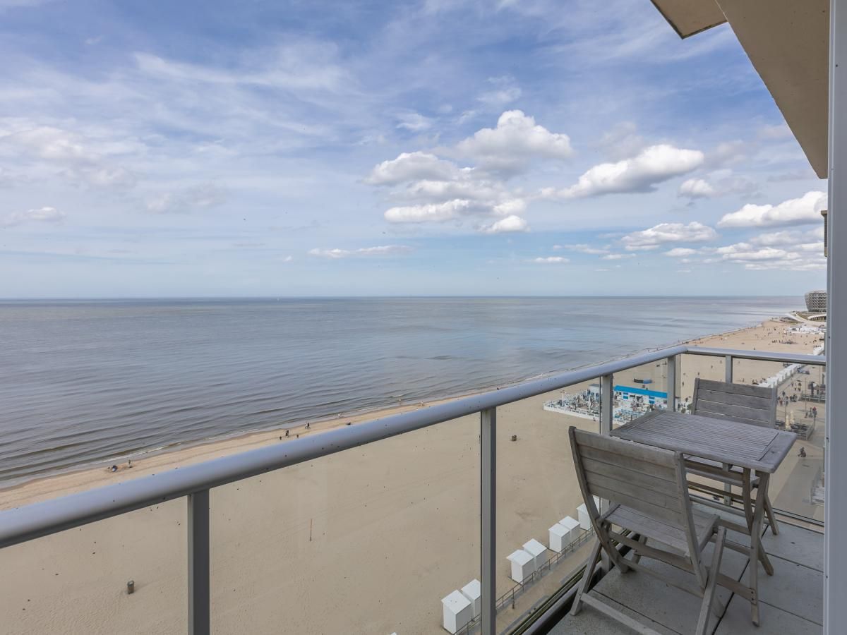 Geniessen Sie den atemberaubenden Meerblick vom Balkon des Ferienhauses Kwintebank - 0904 in Middelkerke, Westflandern, Belgien.